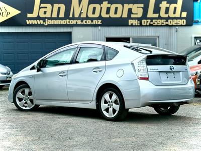 2011 Toyota Prius - Thumbnail