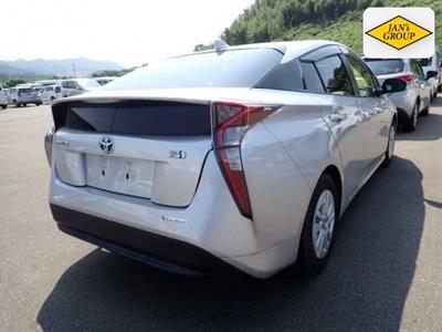 2016 Toyota Prius - Thumbnail