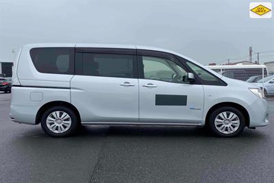 2013 Nissan Serena - Thumbnail