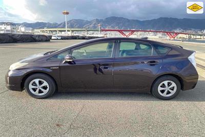 2015 Toyota Prius - Thumbnail