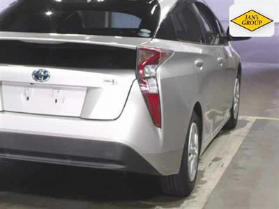 2016 Toyota Prius - Thumbnail