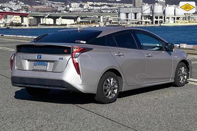 2016 Toyota Prius - Thumbnail