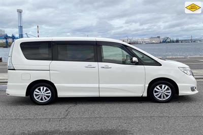 2016 Nissan Serena - Thumbnail