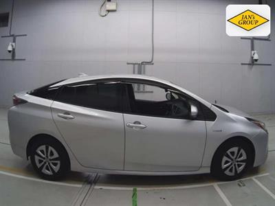 2017 Toyota Prius - Thumbnail