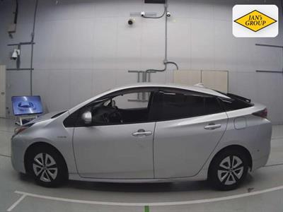 2017 Toyota Prius - Thumbnail