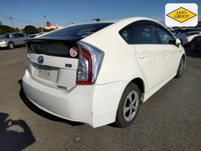 2015 Toyota Prius - Thumbnail