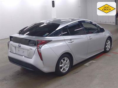 2016 Toyota Prius - Thumbnail